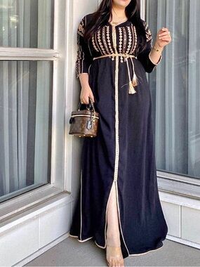 Beautiful Moroccan caftan in size M, perfect for special occasions